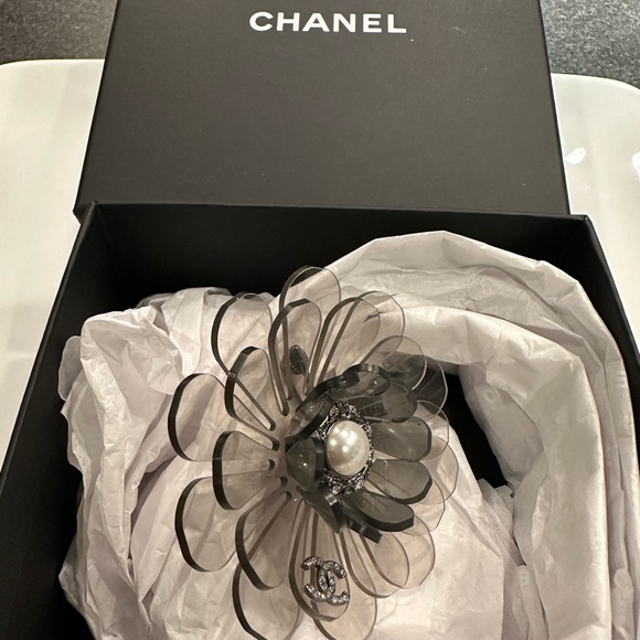 CHANEL (Fall 2019) Black & White Pearl & Crystal CC Lucite Camellia Brooch - Picture 10 of 10